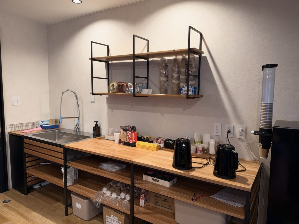コーヒーコーナー。ケトルとシンク